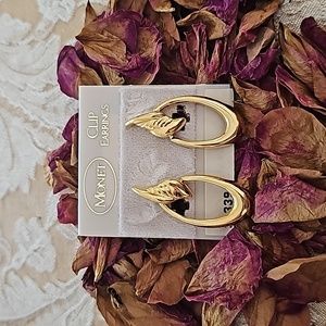 Monet Vintage Gold Tone Leaf Motif Oval Teardrop Clip On Earrings
